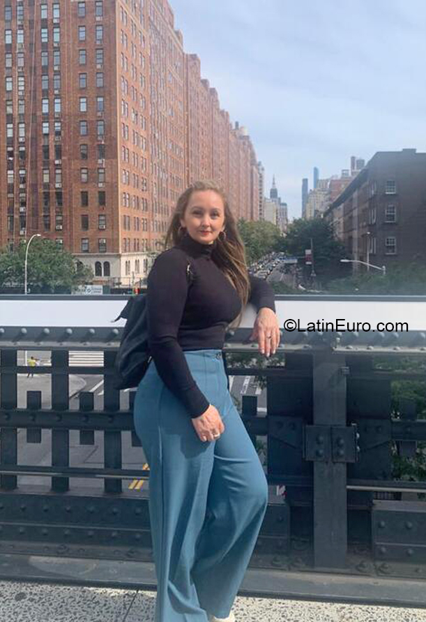 Date this young Colombia girl Lesly from Armenia CO32059