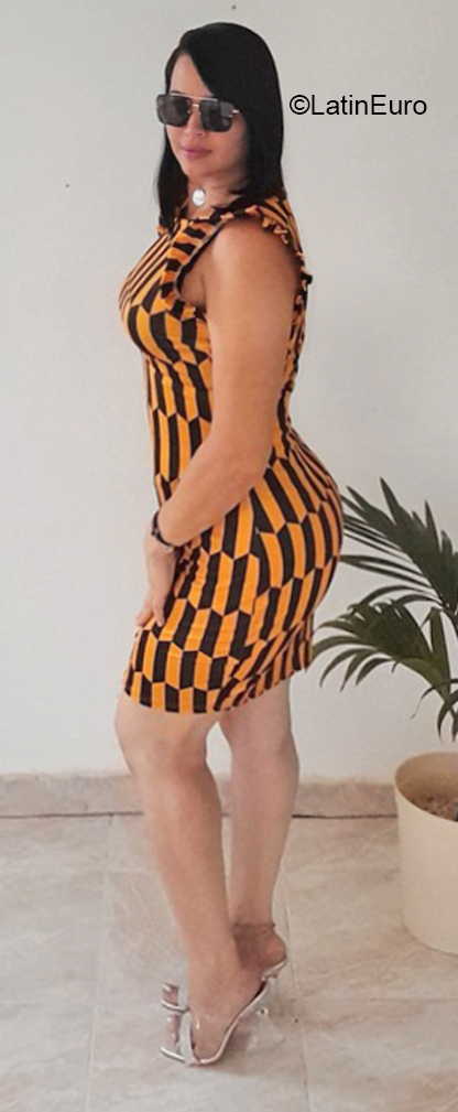 Date this nice looking Dominican Republic girl Carolina from Santiago DO41077
