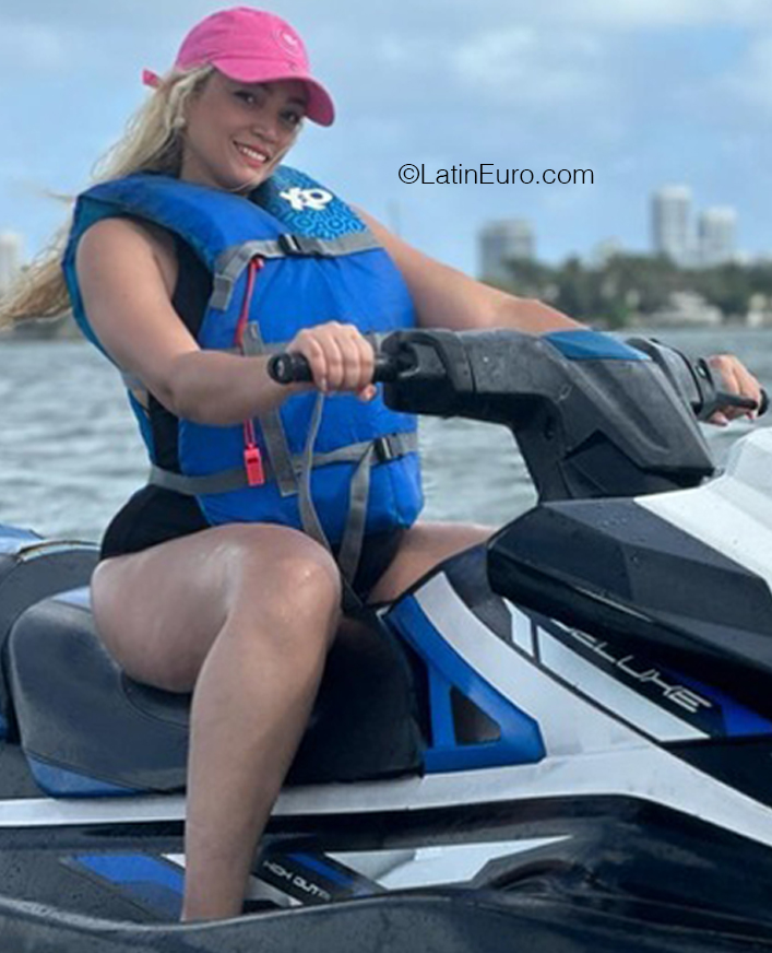 Date this nice looking Dominican Republic girl Desiree from Santo Domingo DO41078