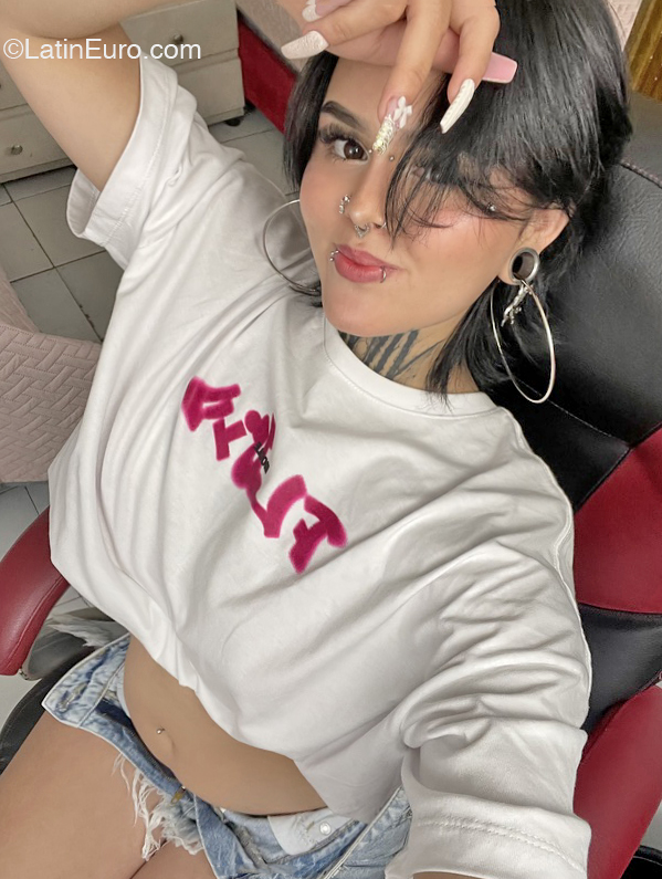 Date this happy Colombia girl Scarlett from Medellin CO32174