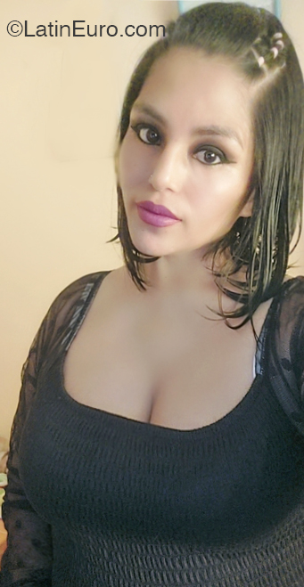 Date this voluptuous Peru girl Maricruz from Arequipa PE2046