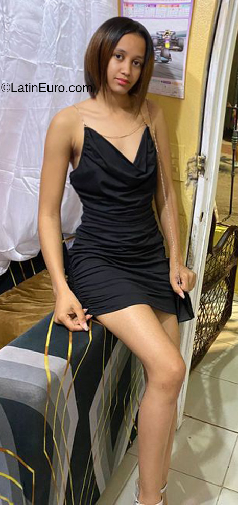 Date this happy Dominican Republic girl Arlin from Santo Domingo DO46408