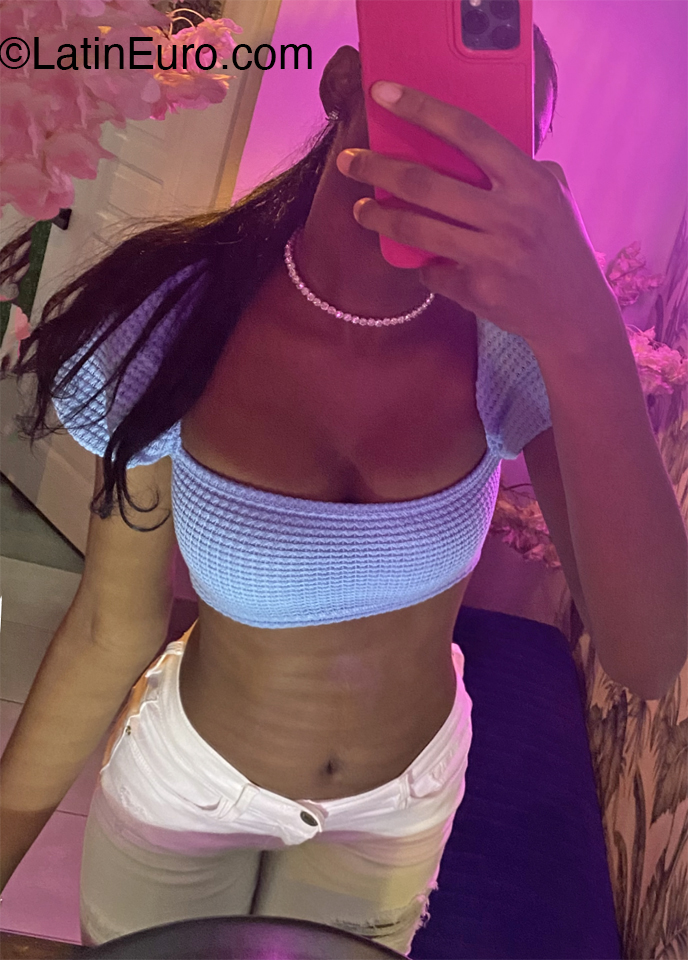 Date this foxy Dominican Republic girl Kilsey from Santo Domingo DO47214