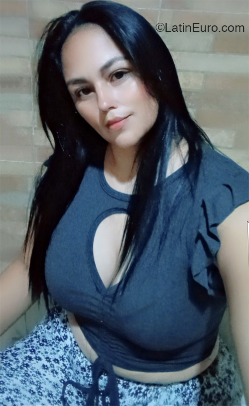 Date this sensual Venezuela girl Yamileth from Valencia VE4567