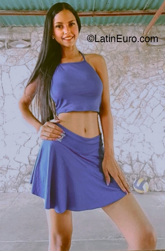 Date this pretty Venezuela girl Mariana from  VE5276