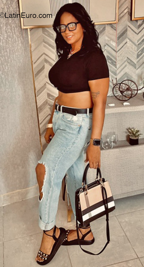 Date this pretty Dominican Republic girl Sheridans from Santo Domingo DO49056