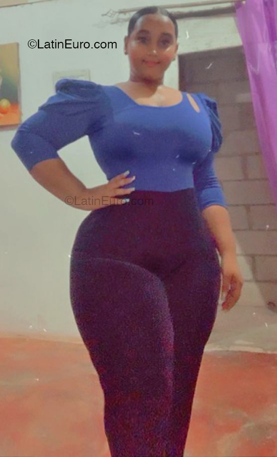 Date this charming Dominican Republic girl Esmirna from Santo Domingo DO51502