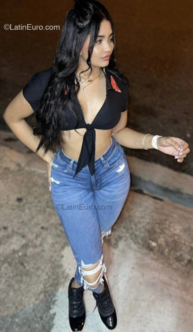 Date this pretty Dominican Republic girl Scarlet from Santo Dominigo DO51996