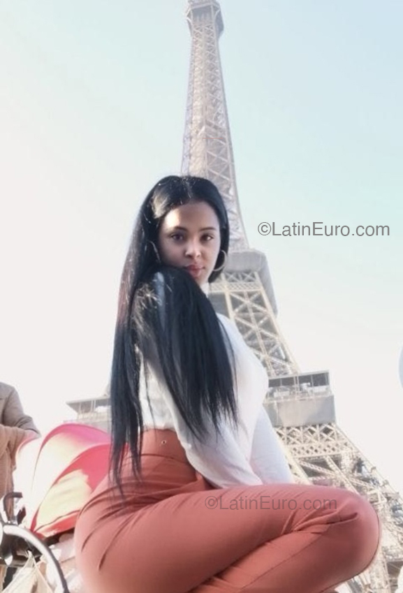 Date this hot Italy girl Esther from Milano IT416