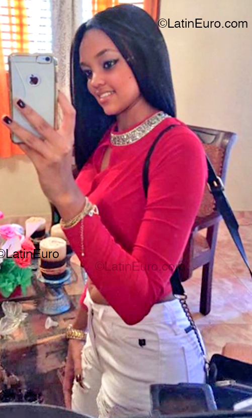 Date this athletic Dominican Republic girl Elaine from Santiago DO55775