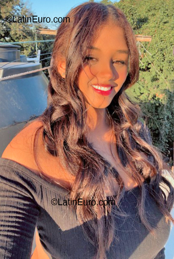 Date this happy Dominican Republic girl Danyelis from Santo Domingo DO52649