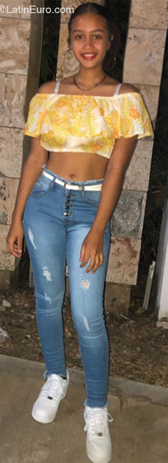 Date this hard body Dominican Republic girl Alainy from Santo Domingo DO53586
