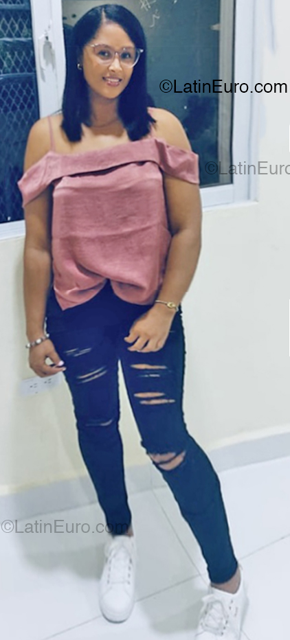 Date this beautiful Dominican Republic girl Yomaris from Santo Domingo DO53615