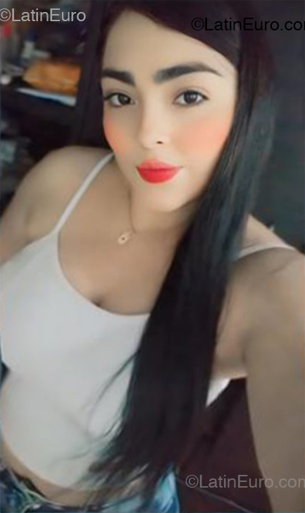 Date this voluptuous Colombia girl Aleja from Colombia CO33208