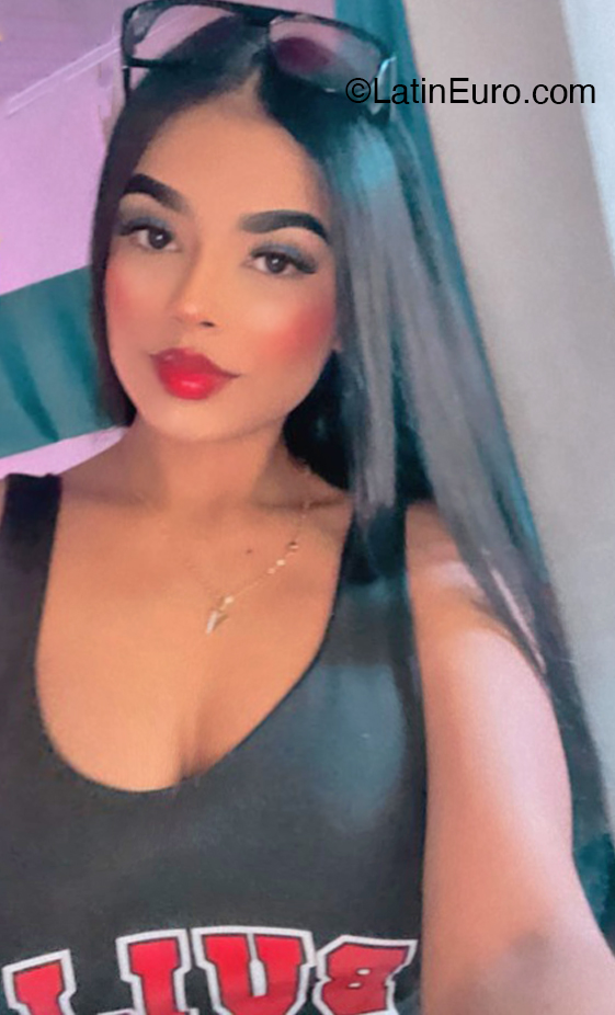 Date this hard body Colombia girl Valeria from Medellin CO33238