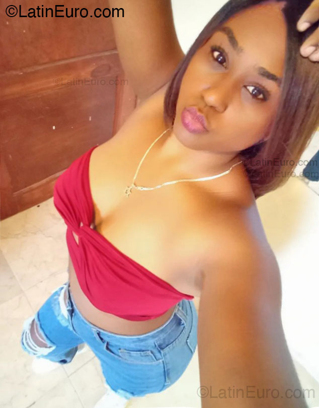 Date this sensual Dominican Republic girl Paola from Santo Domingo DO54482