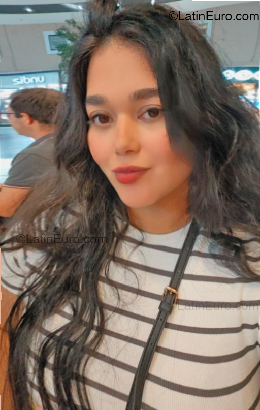 Date this beautiful France girl Adriana from Pau FR381