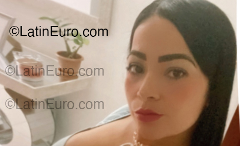 Date this attractive Venezuela girl Angie from Caracas VE5204