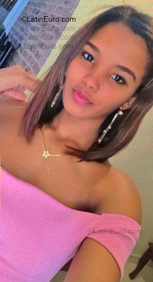 Date this exotic Dominican Republic girl Marialis from  DO54996