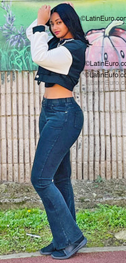 Date this nice looking Spain girl Dary from Gijon ES924