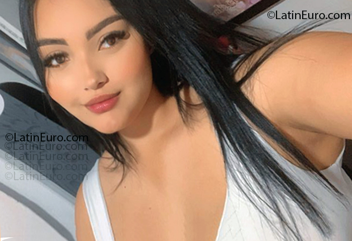 Date this foxy Colombia girl Caro from Medellin CO33385