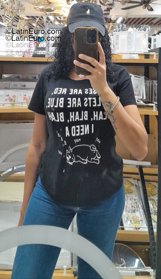 Date this stunning Dominican Republic girl Ara from Santo Domingo DO55243