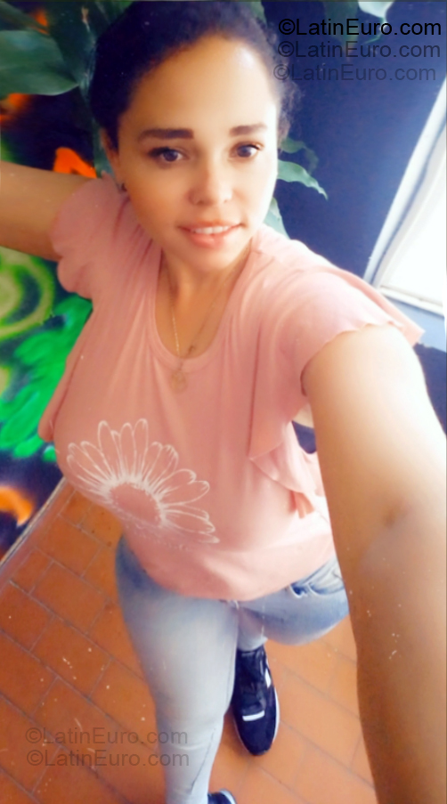 Date this young Colombia girl Ingrid from Bucaramanga CO33429
