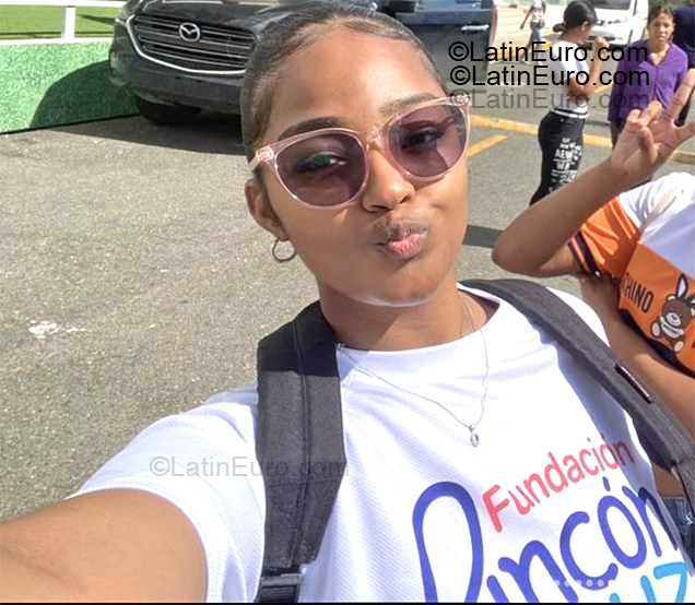 Date this funny Dominican Republic girl Nichel from Santo Domingo DO55343