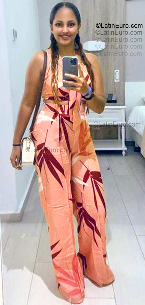 Date this foxy Dominican Republic girl Amy from Santo Domingo DO55493