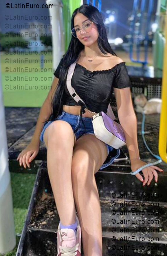 Date this gorgeous Colombia girl Albe from Medellin CO33518