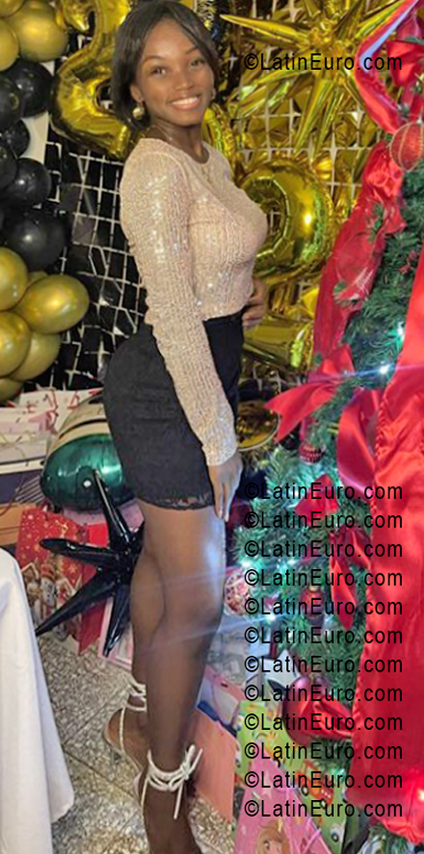 Date this pretty Dominican Republic girl Yenifer from Santo Domingo DO55564