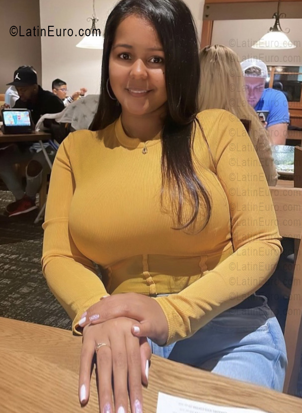 Date this attractive United States girl Lisbet from New York US25270