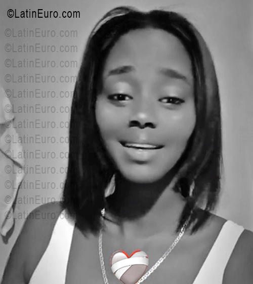 Date this nice looking Dominican Republic girl Erika from Santo Domingo DO55833