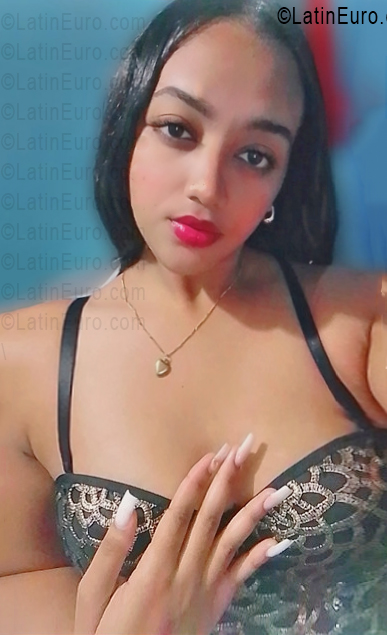 Date this happy United States girl Delania from  US25618