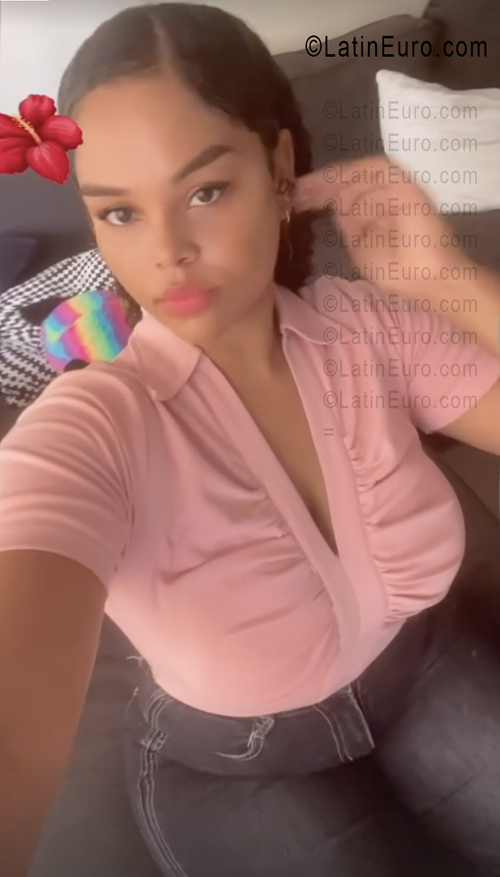 Date this sensual Dominican Republic girl Yvette from Santo Domingo DO55856