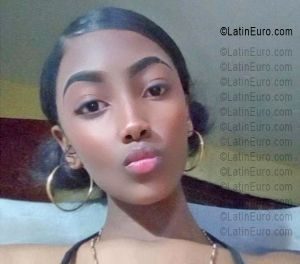 Date this delightful Dominican Republic girl Esmeralda from Santo Domingo DO55919