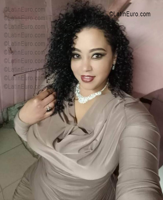 Date this foxy Dominican Republic girl Layosie from Santo Domingo DO55923