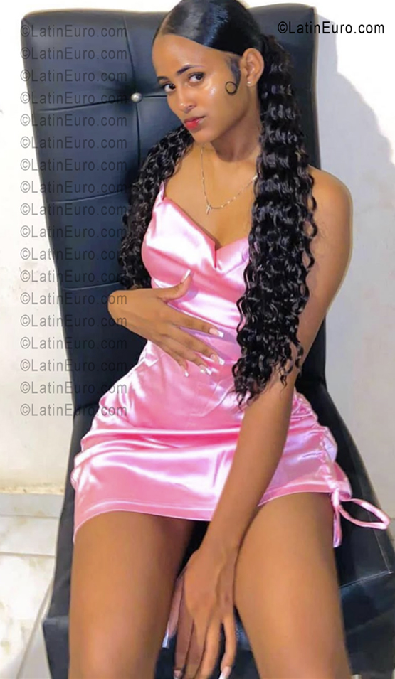 Date this exotic Dominican Republic girl Dafne from Santo Domingo DO55976