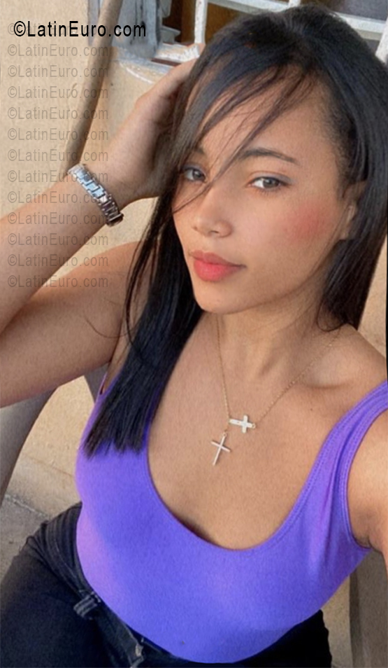 Date this exotic Dominican Republic girl Jesilyn from Santo Domingo DO56041