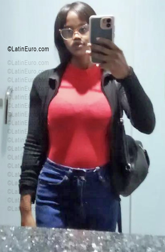 Date this sultry Dominican Republic girl Neyi from Azua DO56104