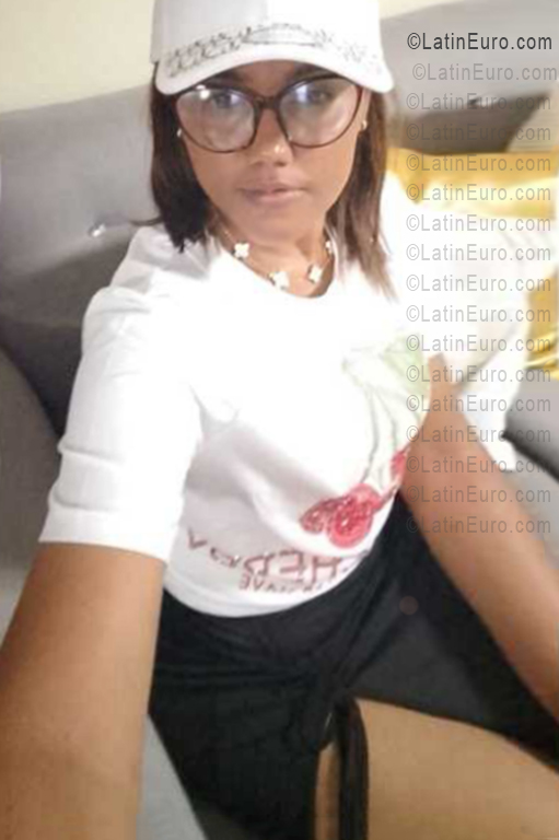 Date this happy Dominican Republic girl Mary from Santo Domingo DO56469