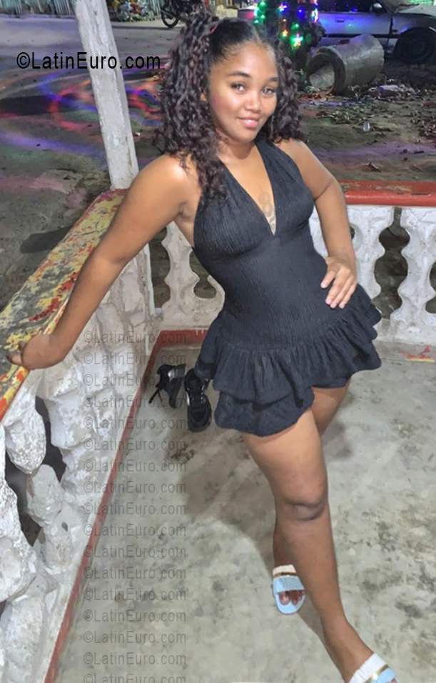 Date this stunning Dominican Republic girl Berta from Santo Domingo DO56604