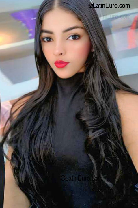 Date this hard body Venezuela girl Aurora from Barcelona VE5729