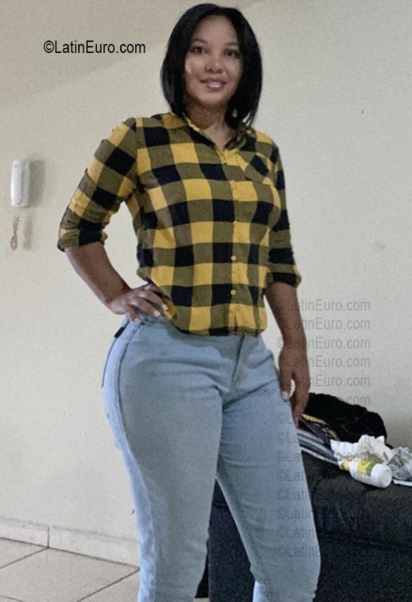 Date this stunning Dominican Republic girl Yaniris from Santiago DO56891
