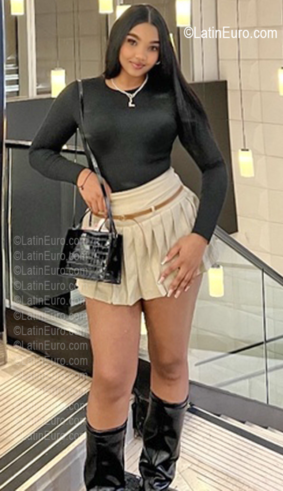 Date this voluptuous Dominican Republic girl Lachell from Santo Domingo DO56895