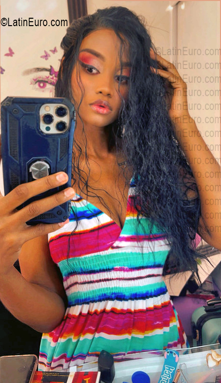 Date this young Dominican Republic girl Roxy from Barahona DO56911