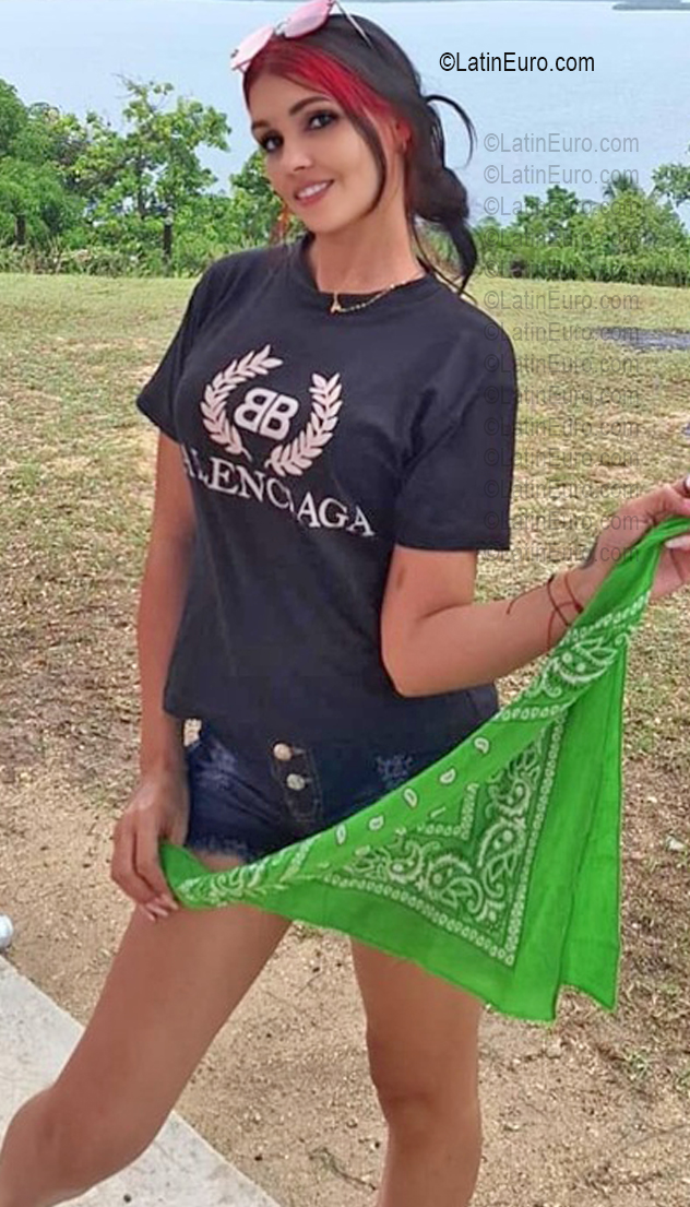 Date this foxy Cuba girl Odanais from Holguin CU843