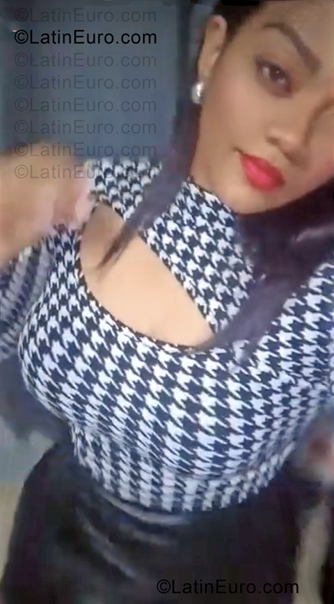 Date this sensual Dominican Republic girl Yanely from Santo Domingo Norte DO57236